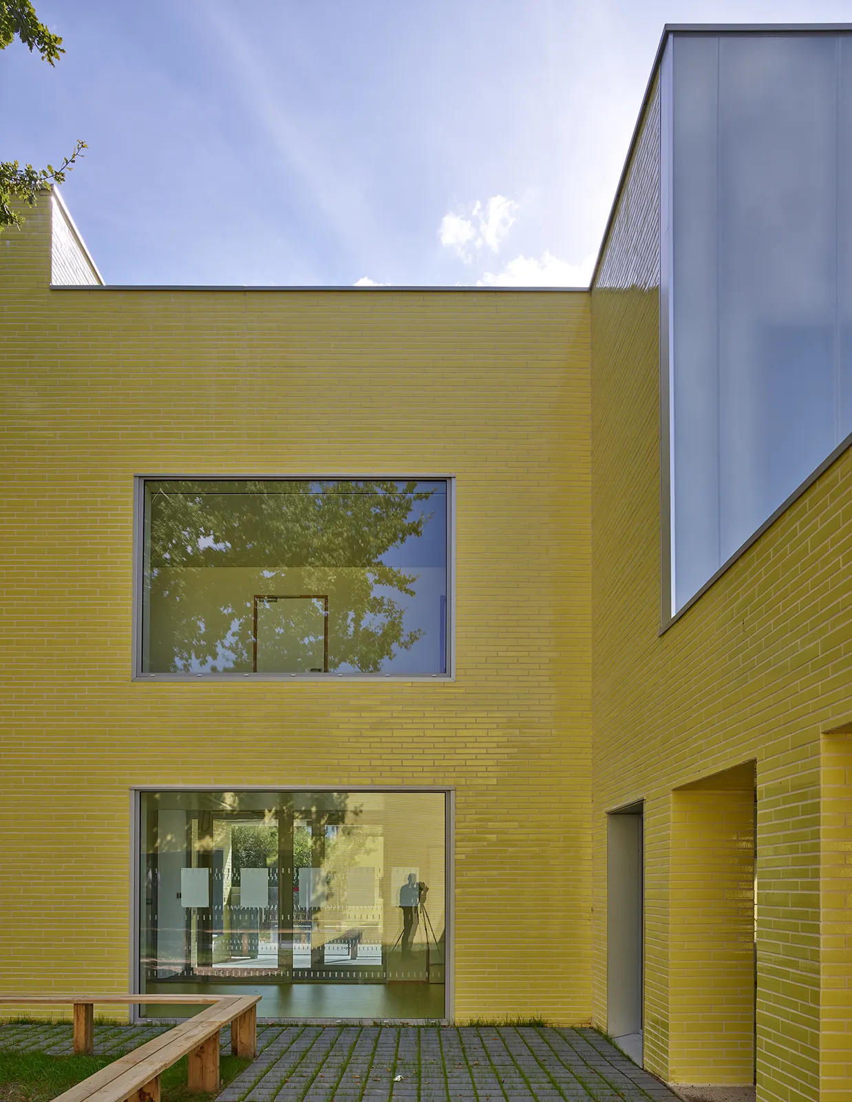 Vue du patio planté de l’école maternelle et accueil périscolaire à Saint-Jaques de la Lande