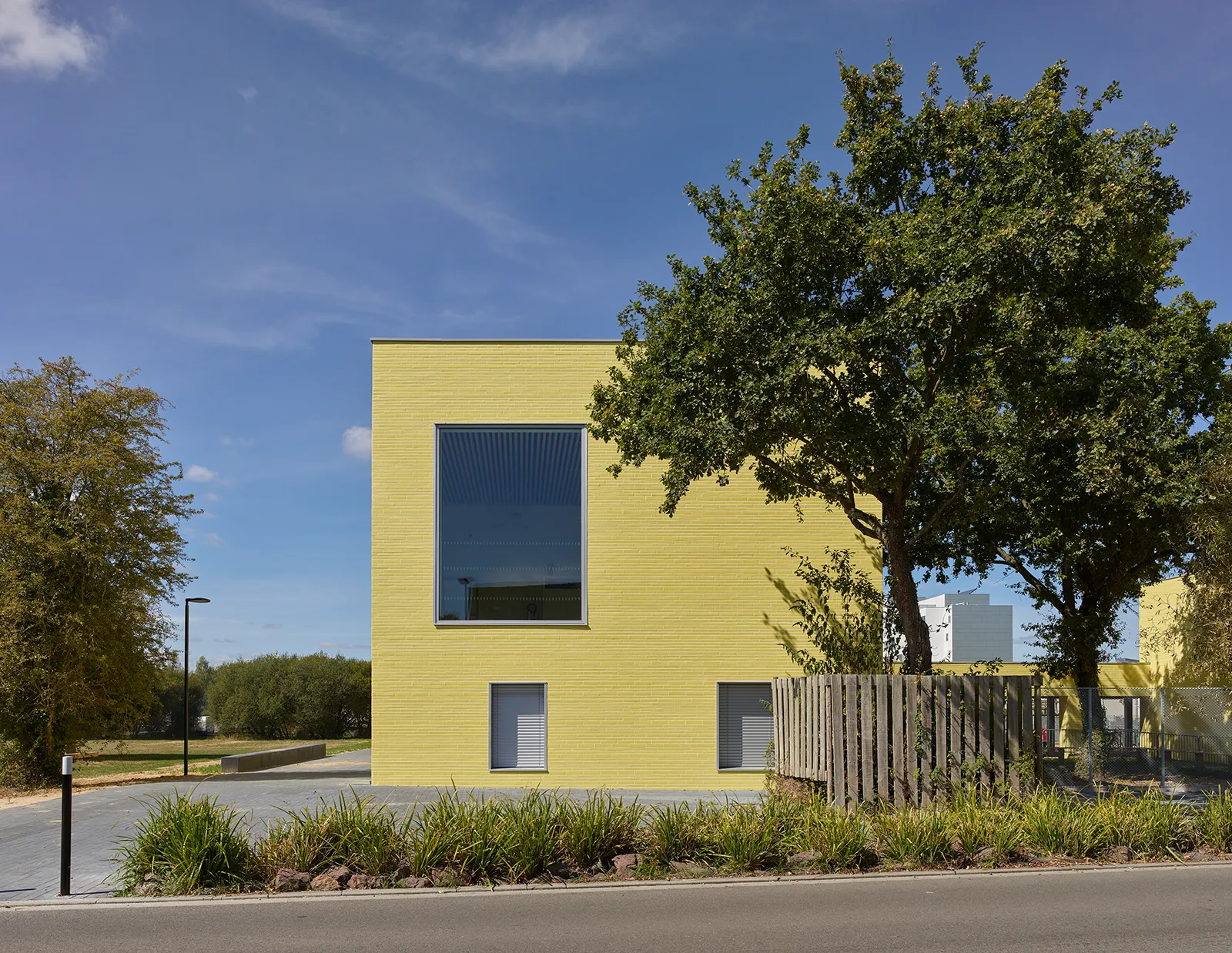 Vue du pignon Sud-Est de l’école maternelle et accueil périscolaire à Saint-Jaques de la Lande