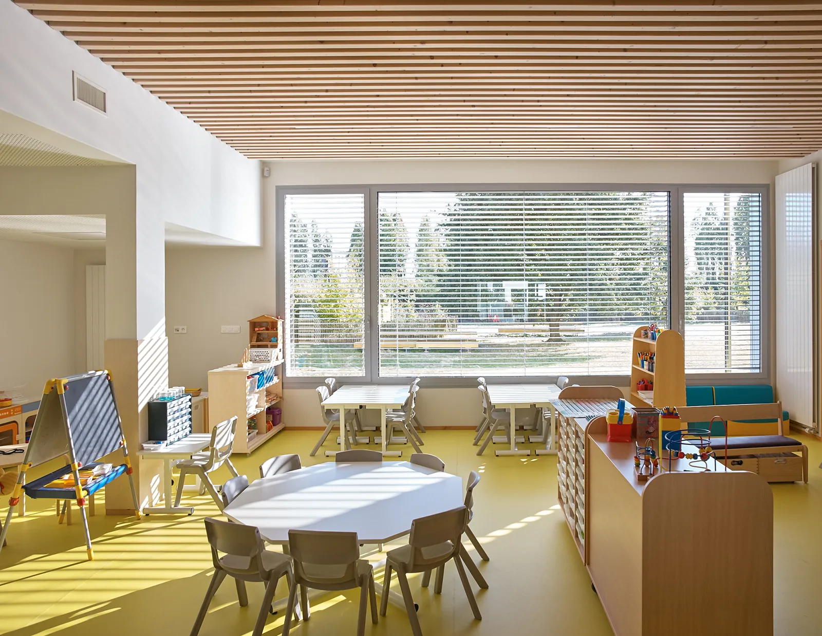 Vue intérieure d’une classe de l’école maternelle et accueil périscolaire à Saint-Jaques de la Lande