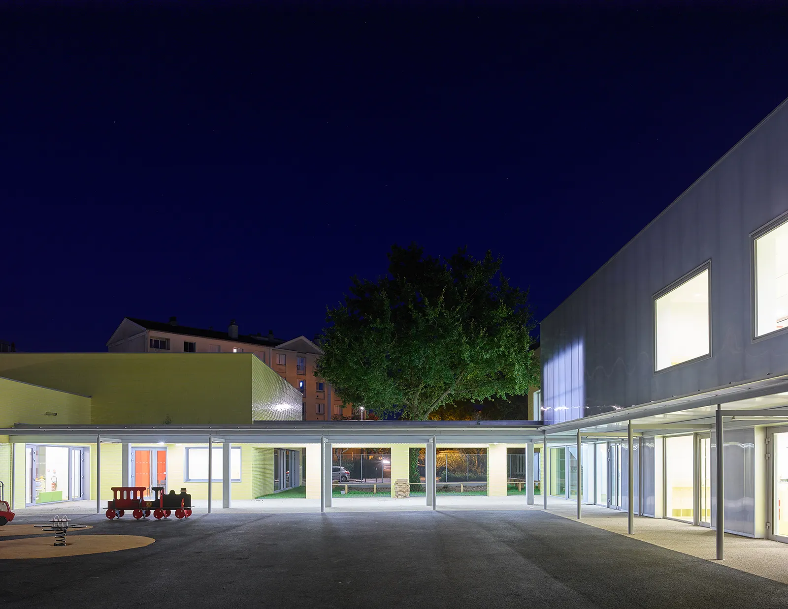 Vue nocturne de la cour et du préau de l’école maternelle et accueil périscolaire à Saint-Jaques de la Lande