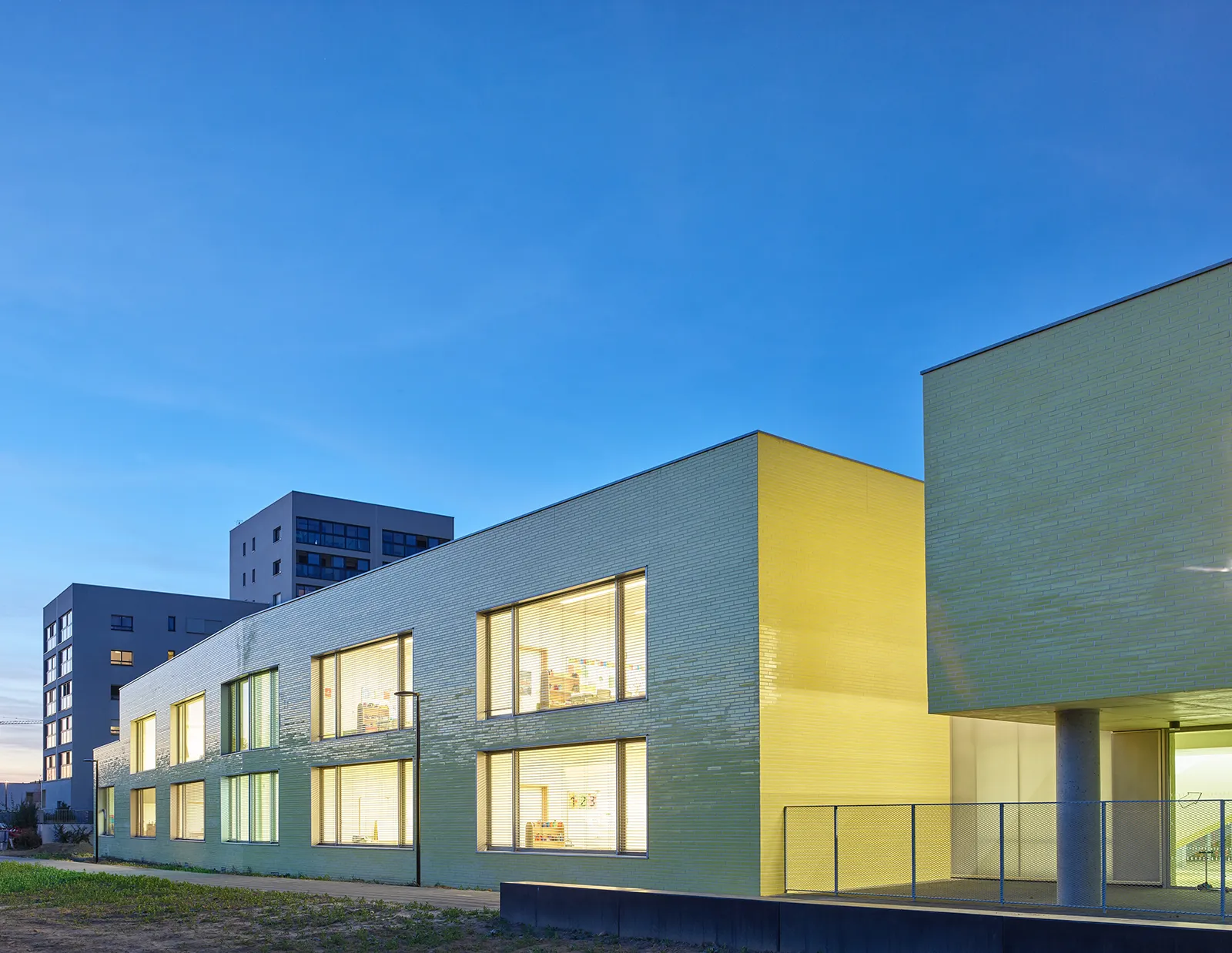 Vue depuis le parc de l’école maternelle et accueil périscolaire à Saint-Jaques de la Lande