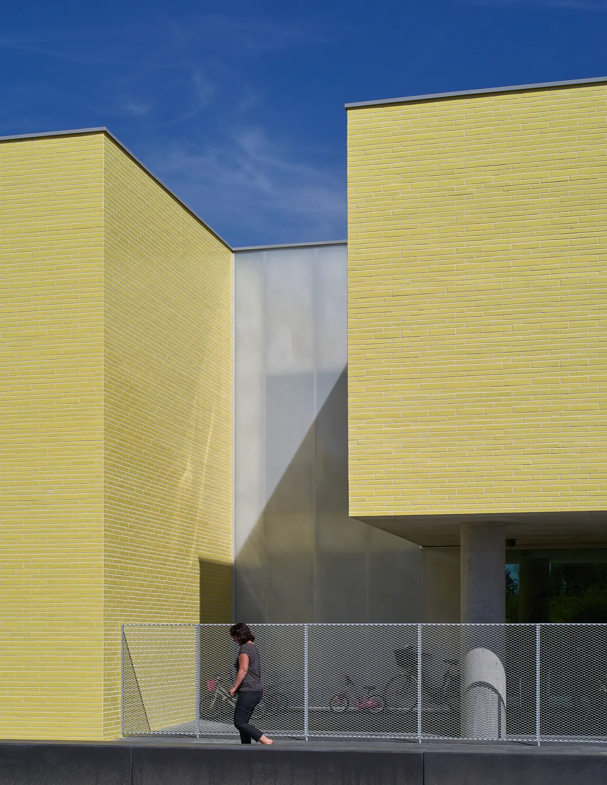 Vue de l’entrée de l’école maternelle et accueil périscolaire à Saint-Jaques de la Lande