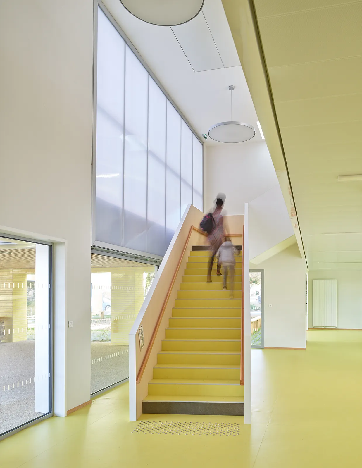 Vue de l’escalier du hall de l’école maternelle et accueil périscolaire à Saint-Jaques de la Lande