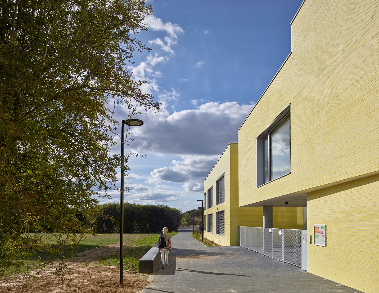 Vue de l’entrée sur le parc de l’école maternelle et accueil périscolaire à Saint-Jaques de la Lande