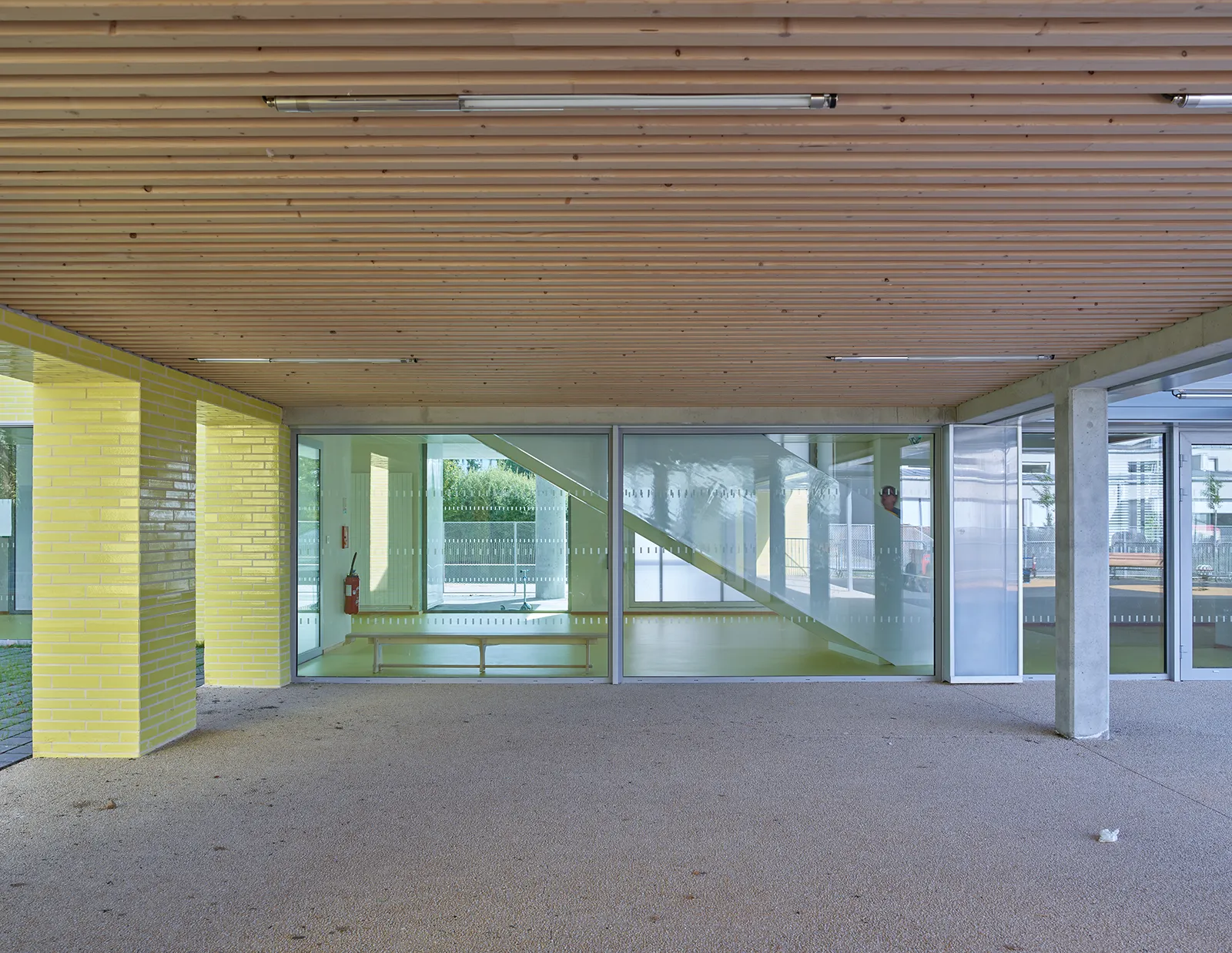 Vue du préau de l’école maternelle et accueil périscolaire à Saint-Jaques de la Lande
