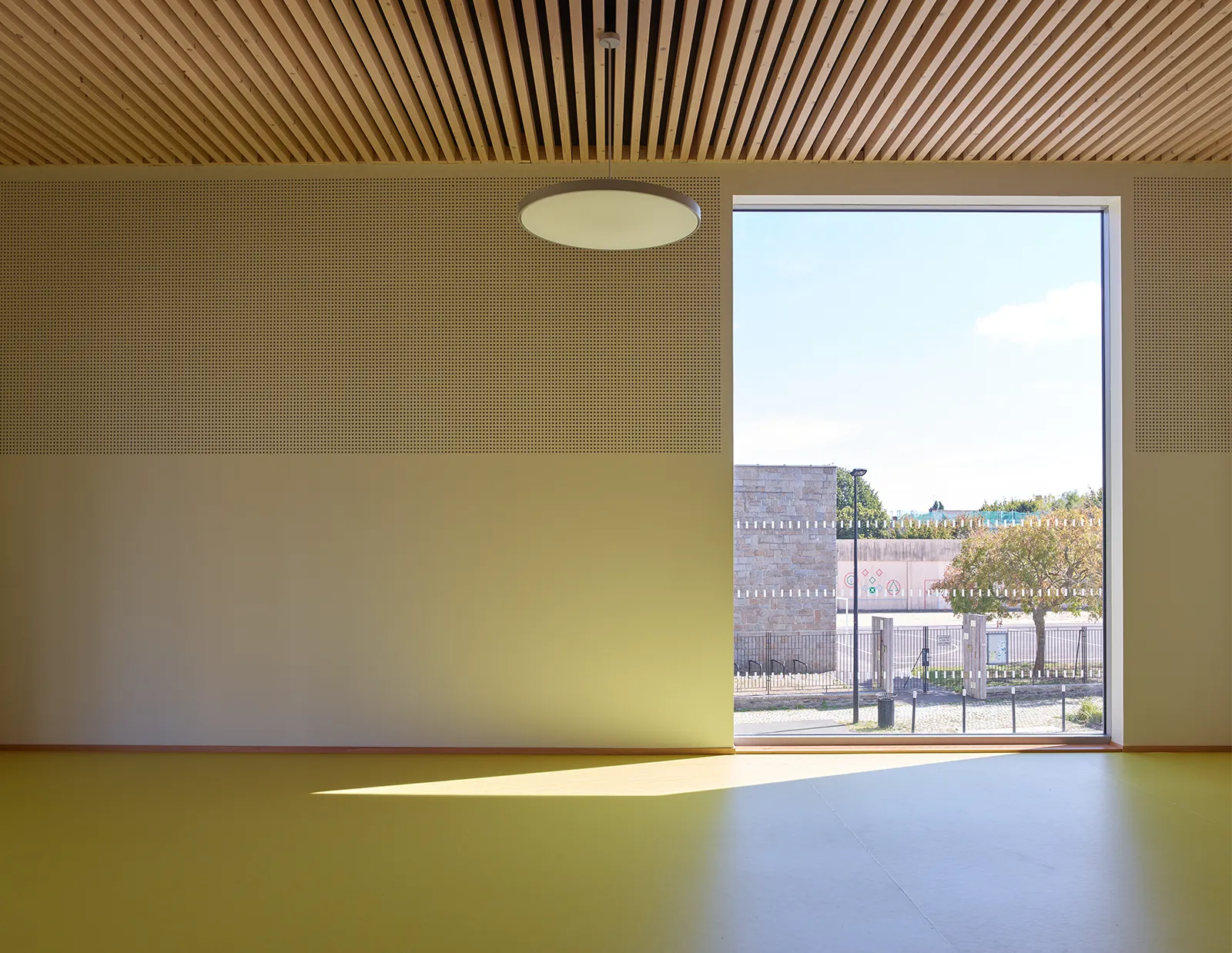 Vue de la salle de motricité à l’étage de l’école maternelle et accueil périscolaire à Saint-Jaques de la Lande