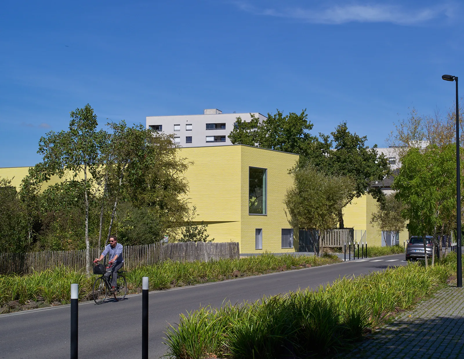 Vue de l’écrin végétal de l’école maternelle et accueil périscolaire à Saint-Jaques de la Lande
