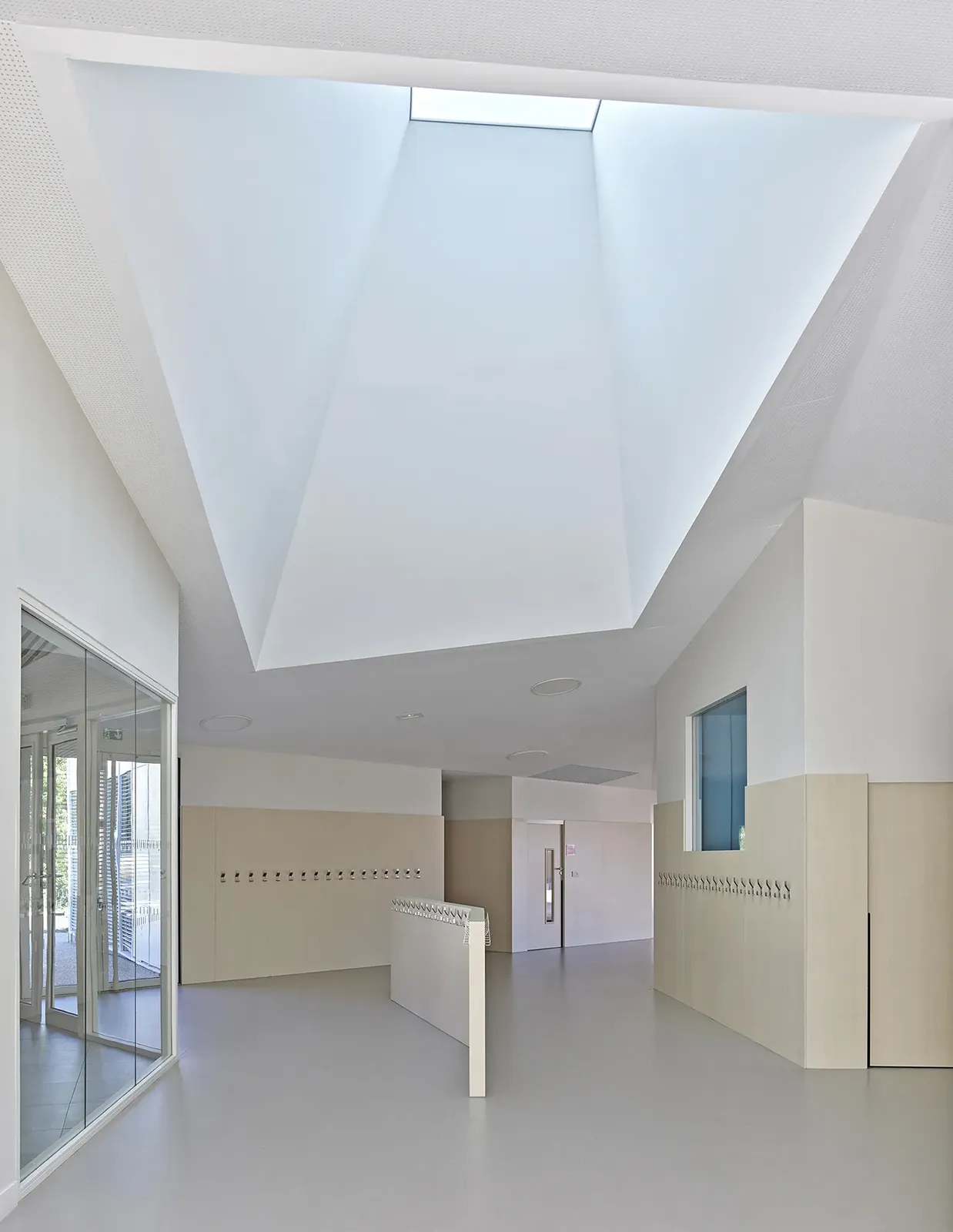 Vue du foyer et de son éclairage zénithal de l’école maternelle Marcellin Berthelot à Mont-Saint-Aignan