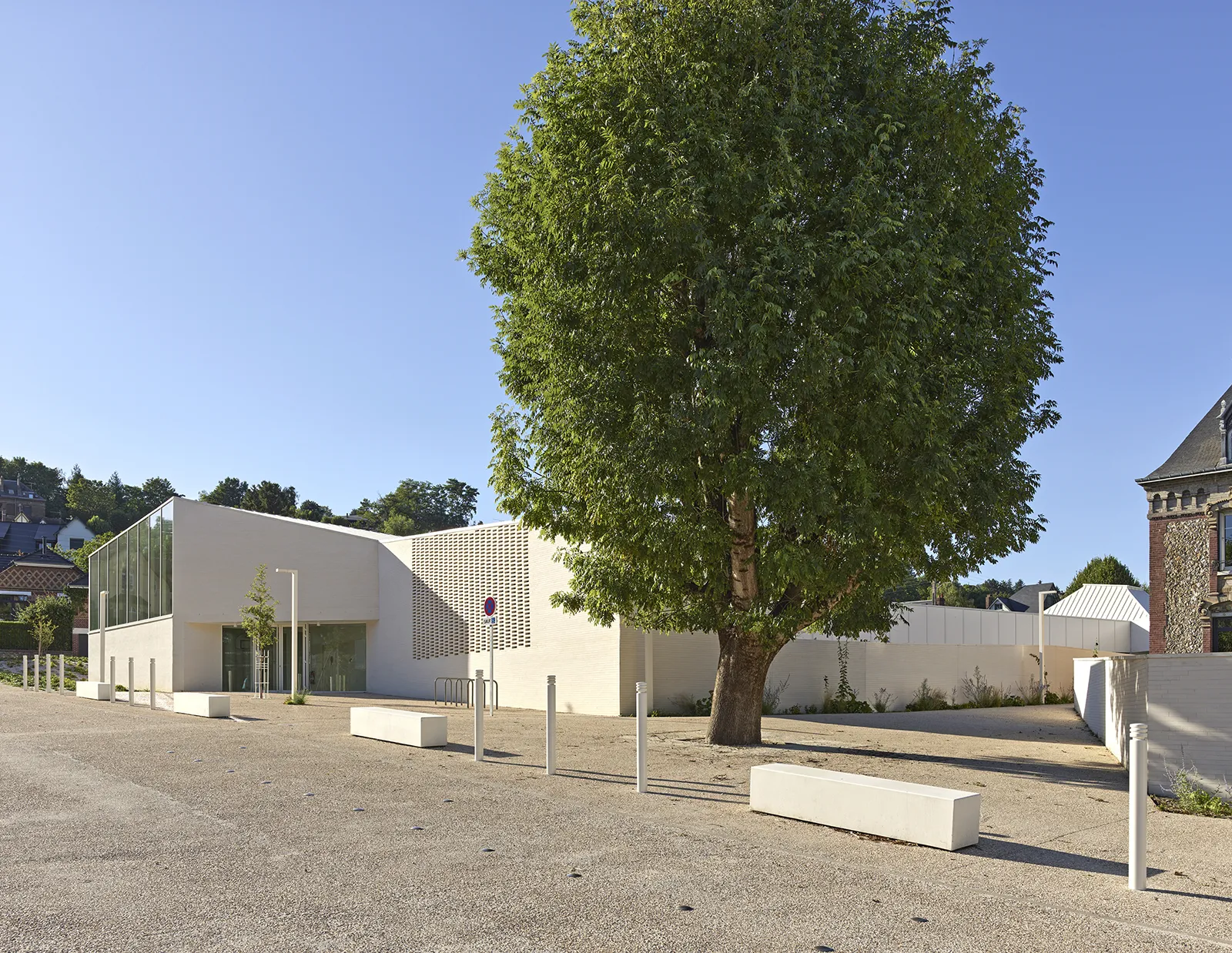 Vue du parvis et de l’entrée de la salle multisports Marcellin Berthelot à Mont-Saint-Aignan