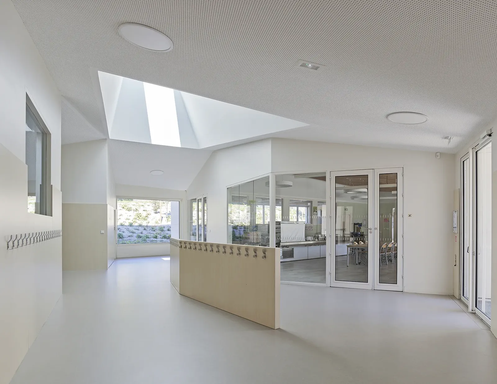 Vue sur la restauration de l’école Marcellin Berthelot depuis le foyer d’entrée