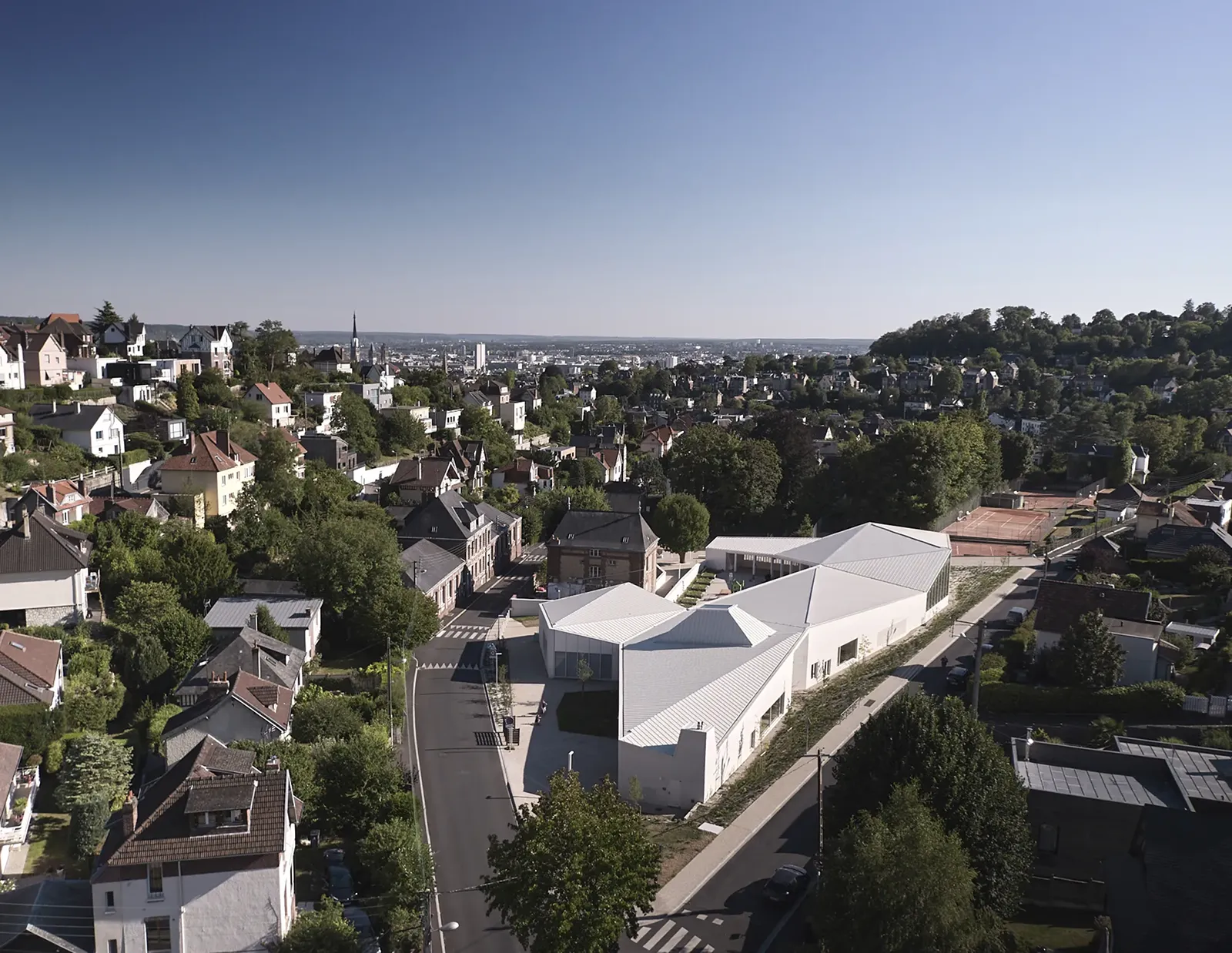 Vue aérienne Nord de l’école maternelle et salle multisports Marcellin Berthelot à Mont-Saint-Aignan