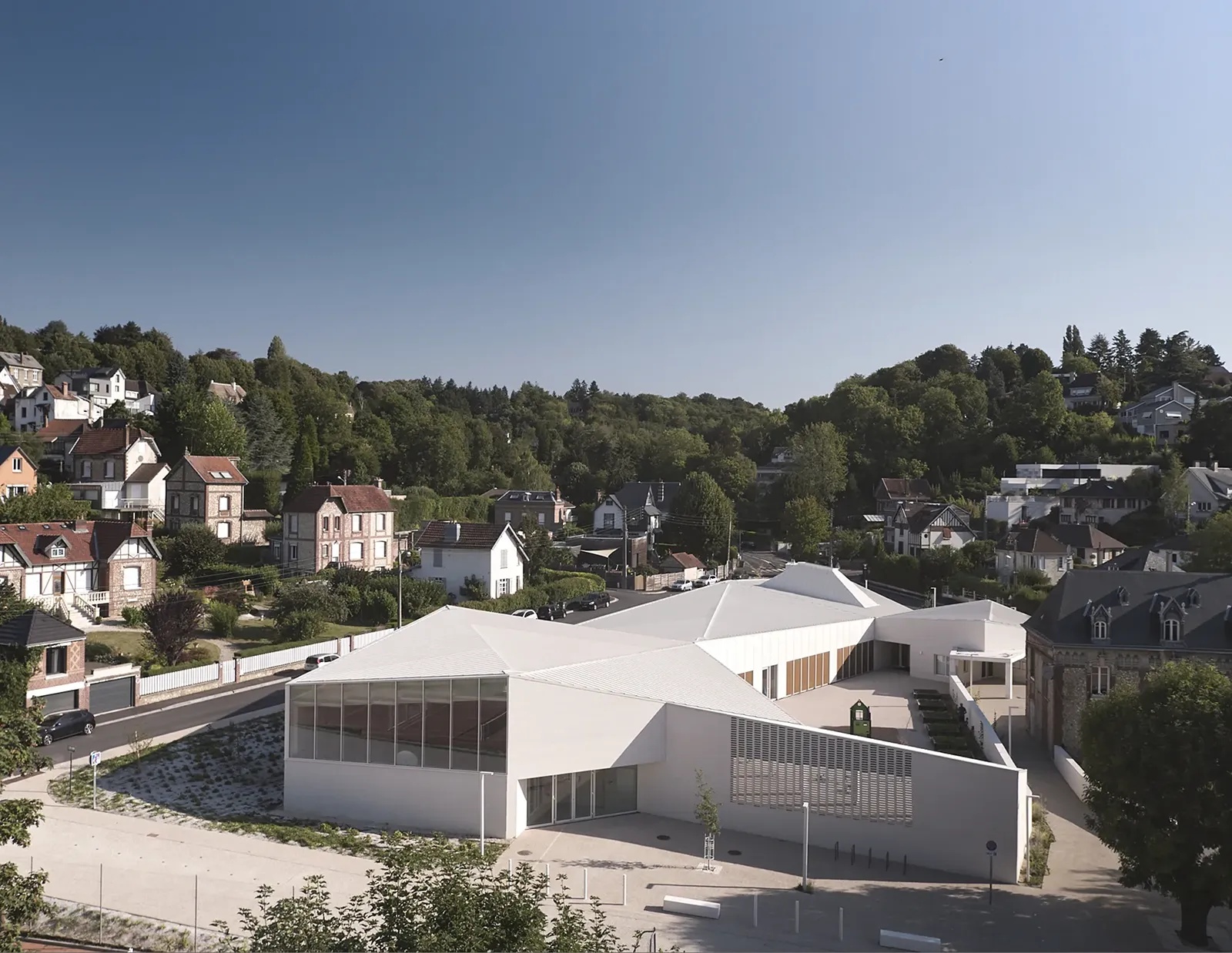 Vue aérienne Sud de l’école maternelle et salle multisports Marcellin Berthelot à Mont-Saint-Aignan