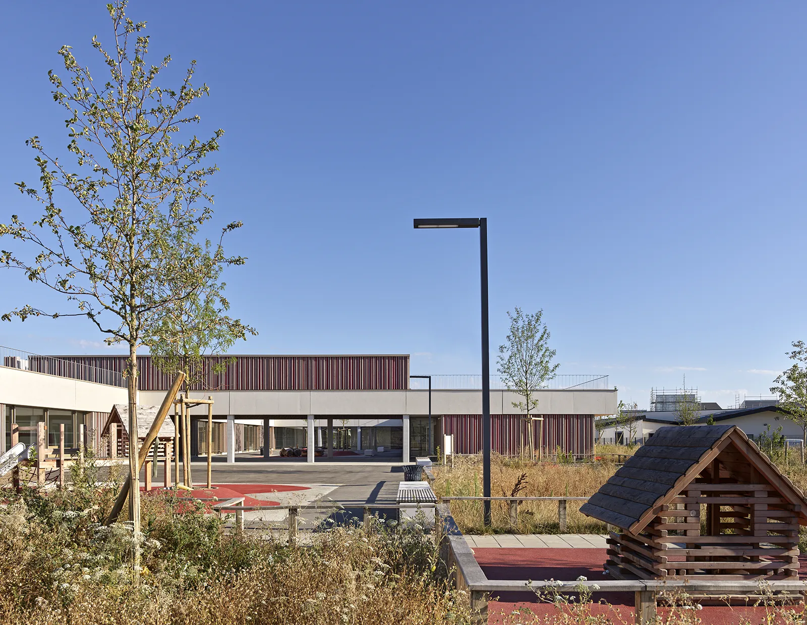 Vue de la cour maternelle Nord du groupe scolaire Chanteloup à Moissy-Cramayel