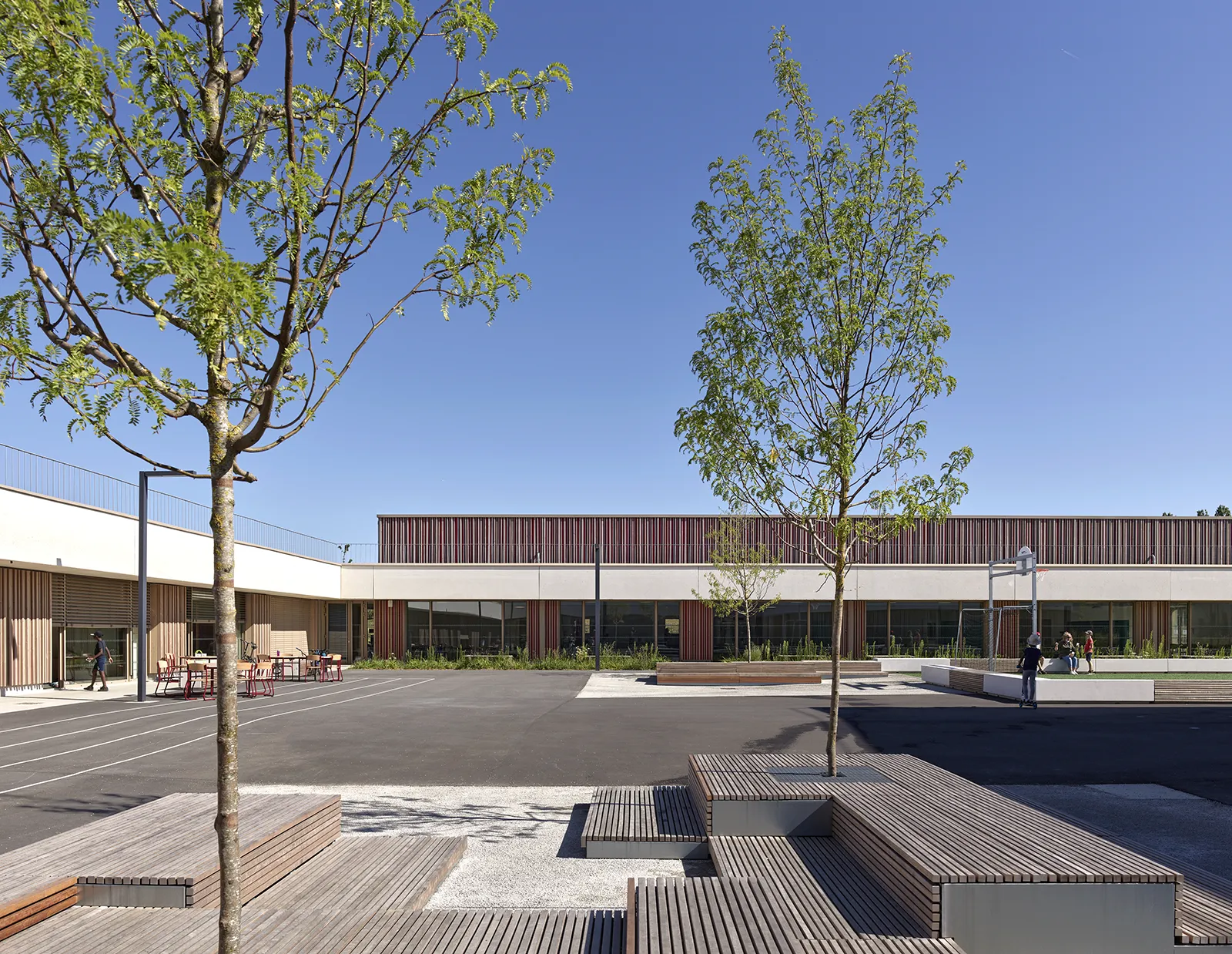 Vue de la cour élémentaire du groupe scolaire Chanteloup à Moissy-Cramayel