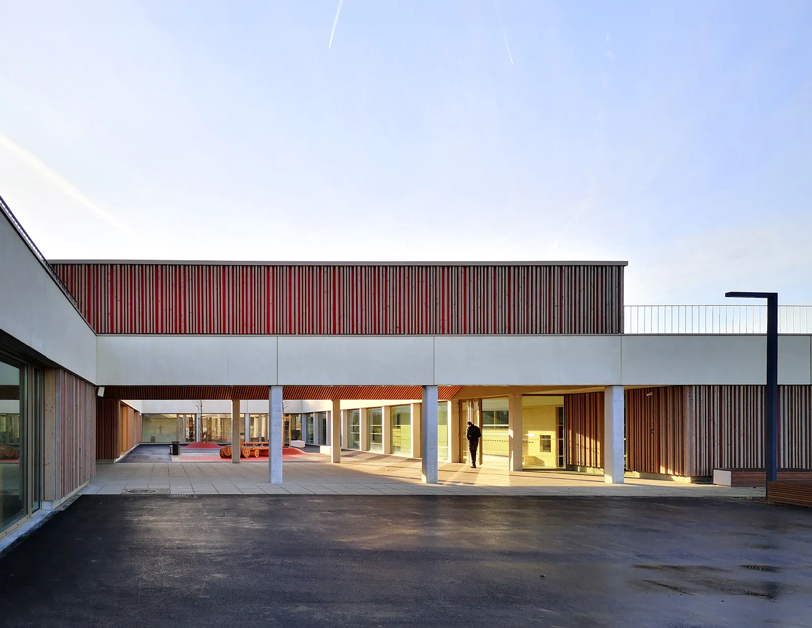 Vue du préau et de la cour maternelle Chanteloup à Moissy-Cramayel