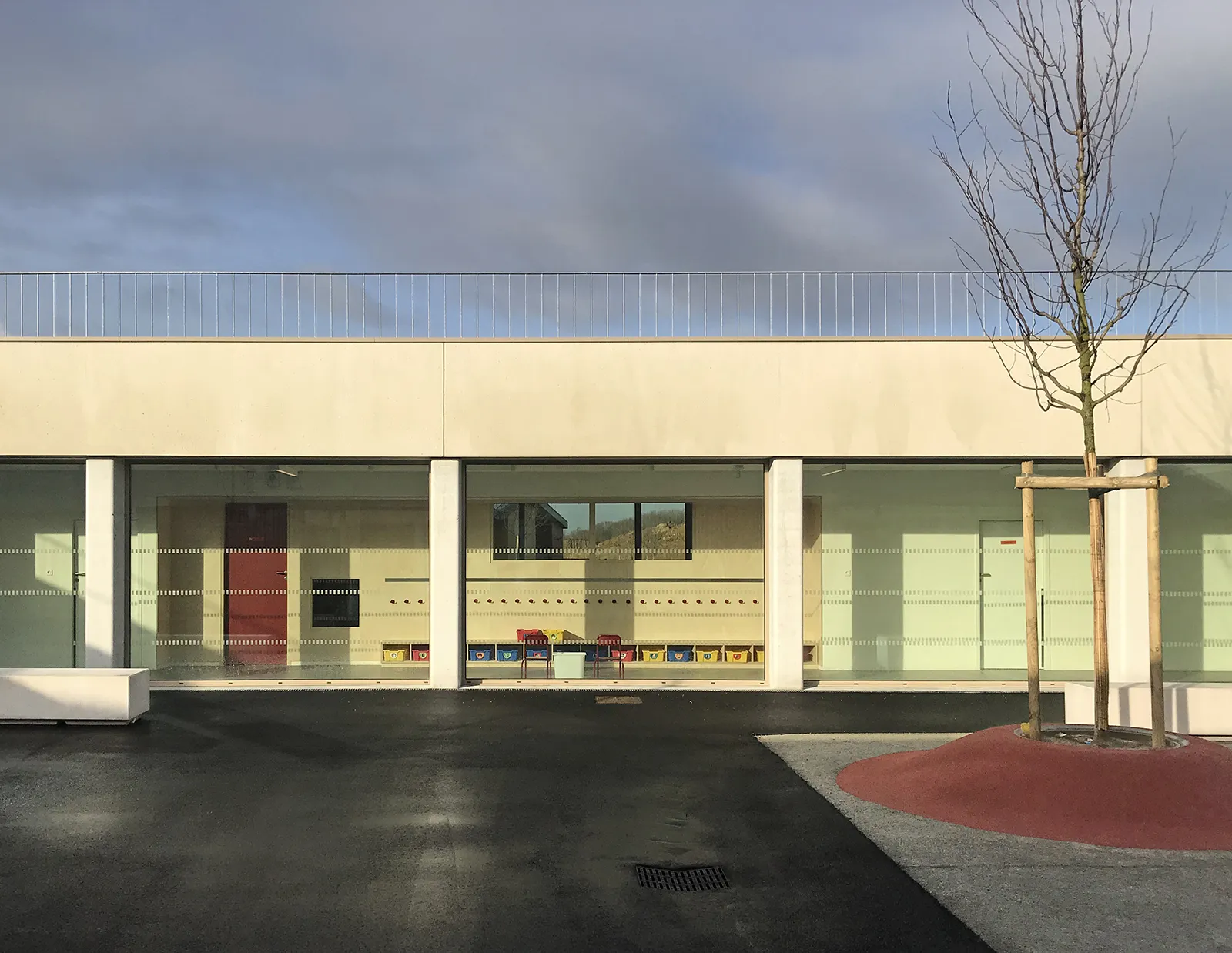 Vue d’une façade sur cour de circulation maternelle du groupe scolaire Chanteloup à Moissy-Cramayel