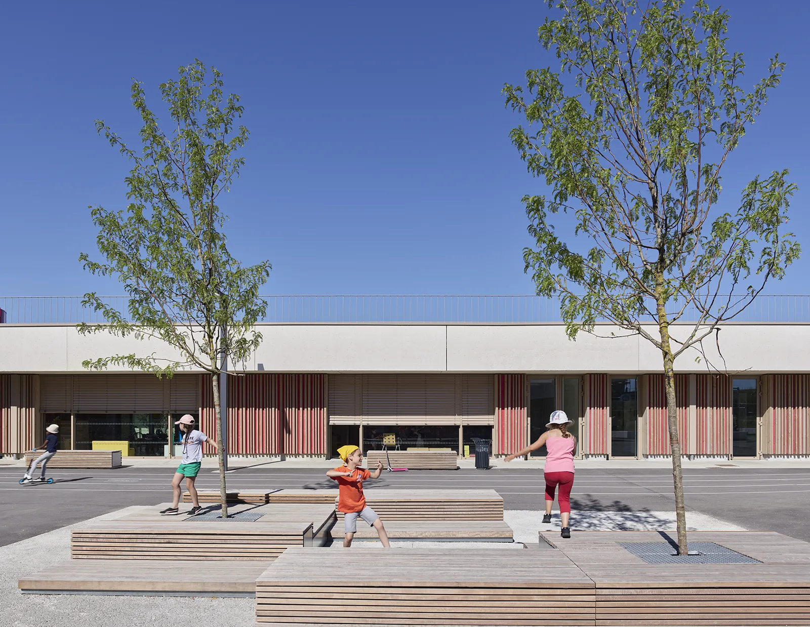 Vue des estrades bois dans la cour élémentaire du groupe scolaire Chanteloup à Moissy-Cramayel