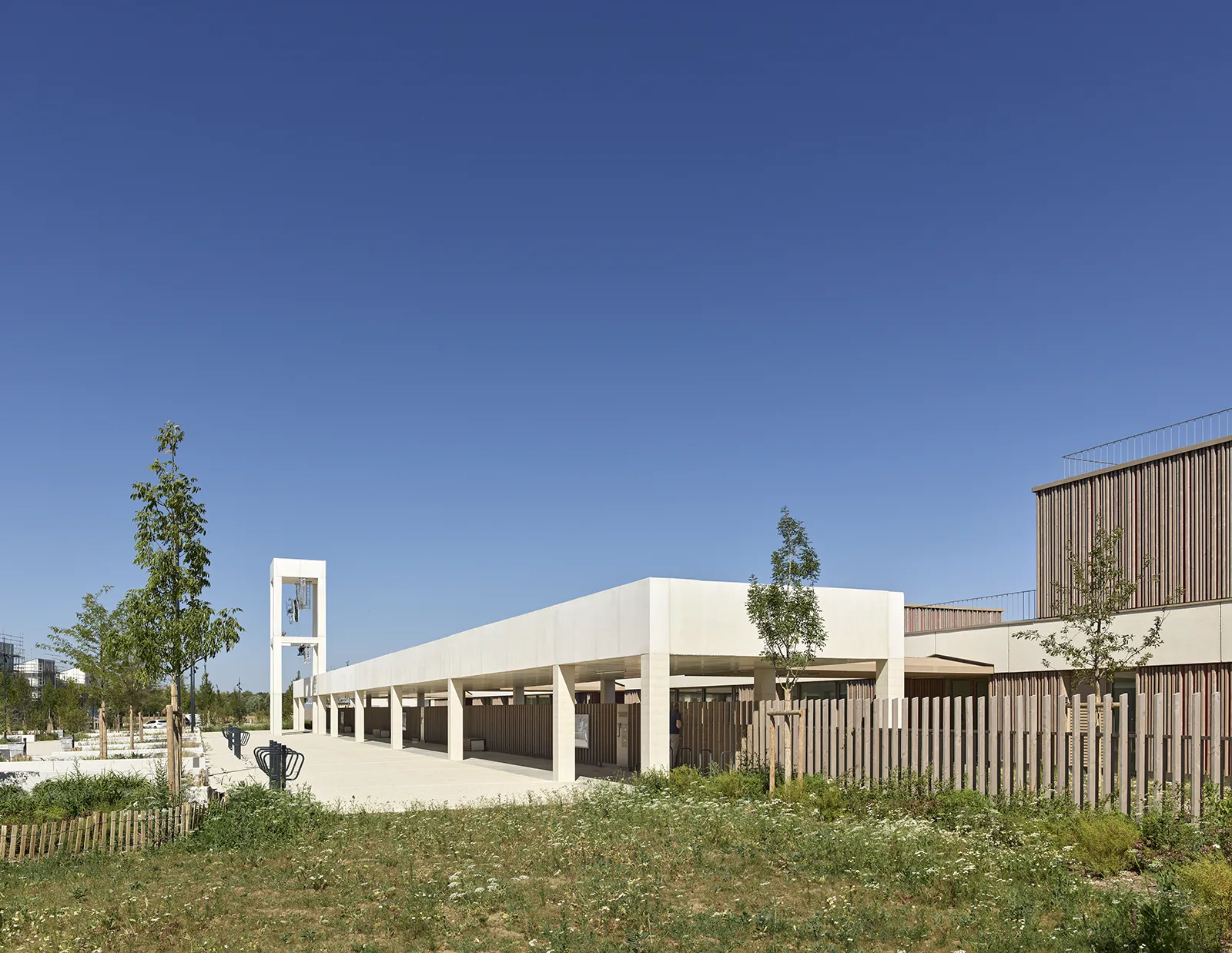 Vue du portique d’entrée du groupe scolaire Chanteloup à Moissy-Cramayel