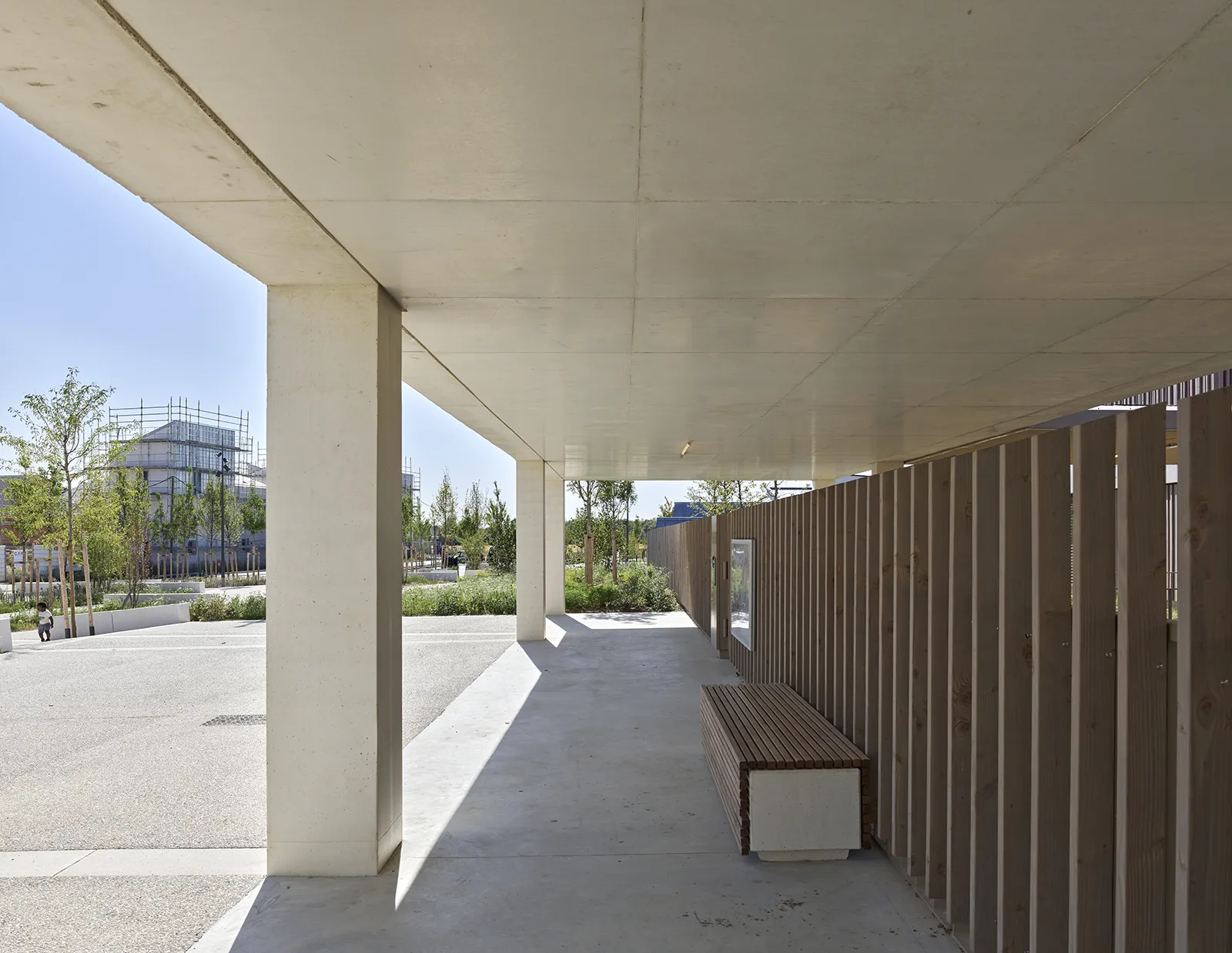 Vue sous le portique d’entrée du groupe scolaire Chanteloup à Moissy-Cramayel