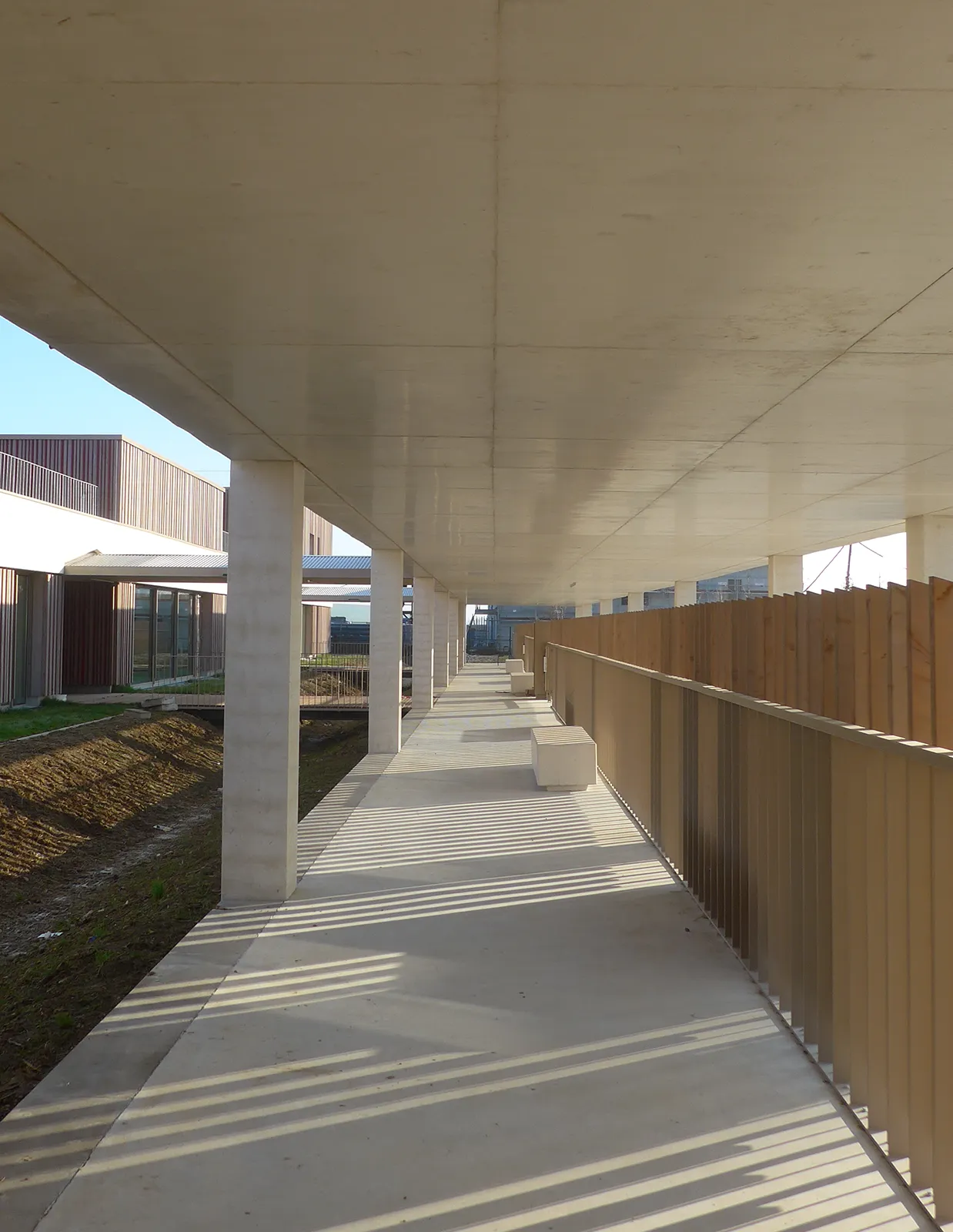 Vue du portique d’entrée et de la noue Sud du groupe scolaire Chanteloup à Moissy-Cramayel