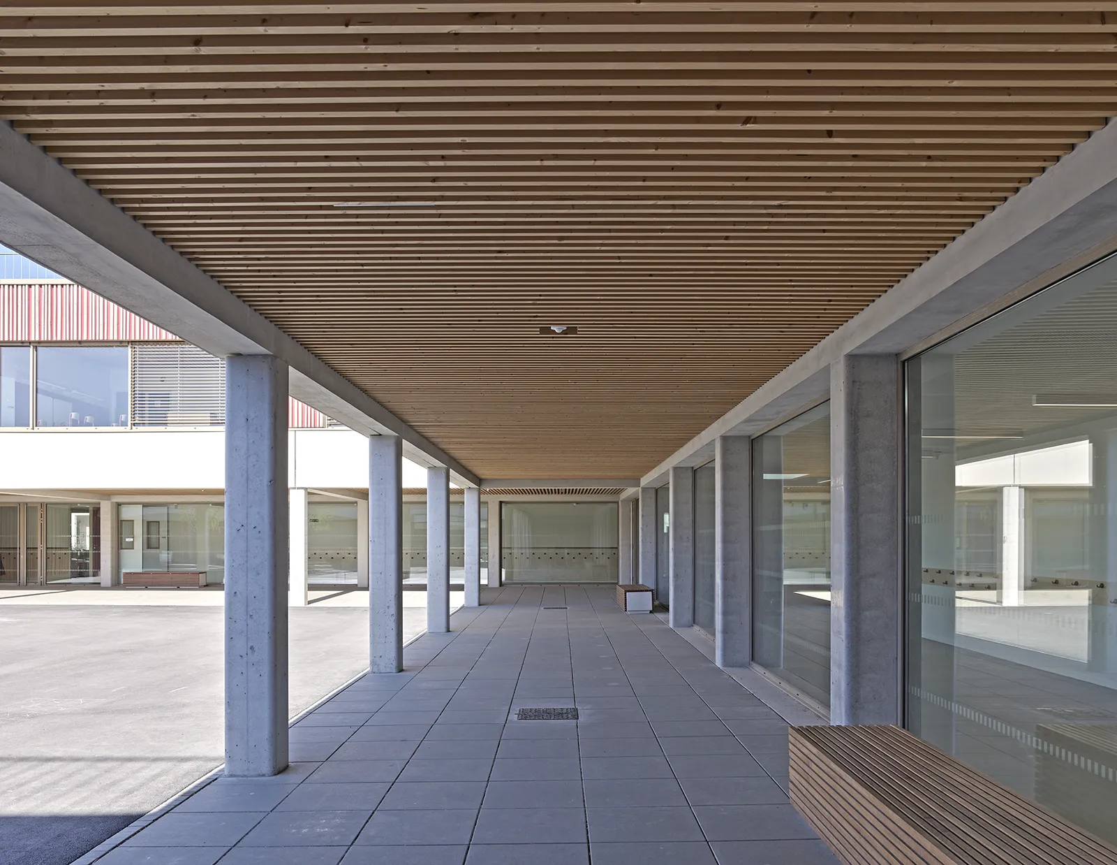Vue du préau élémentaire du groupe scolaire Chanteloup à Moissy-Cramayel