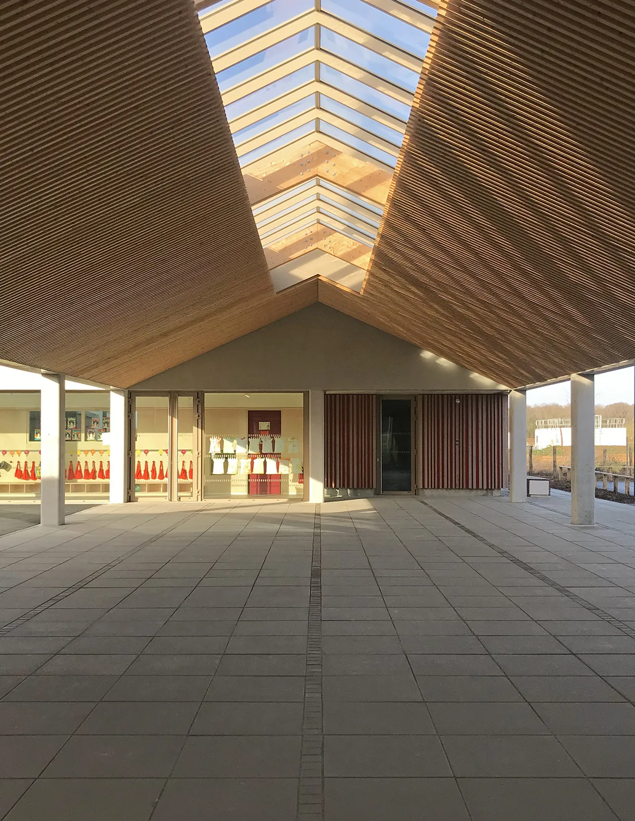 Vue du préau maternelle du groupe scolaire Chanteloup à Moissy-Cramayel