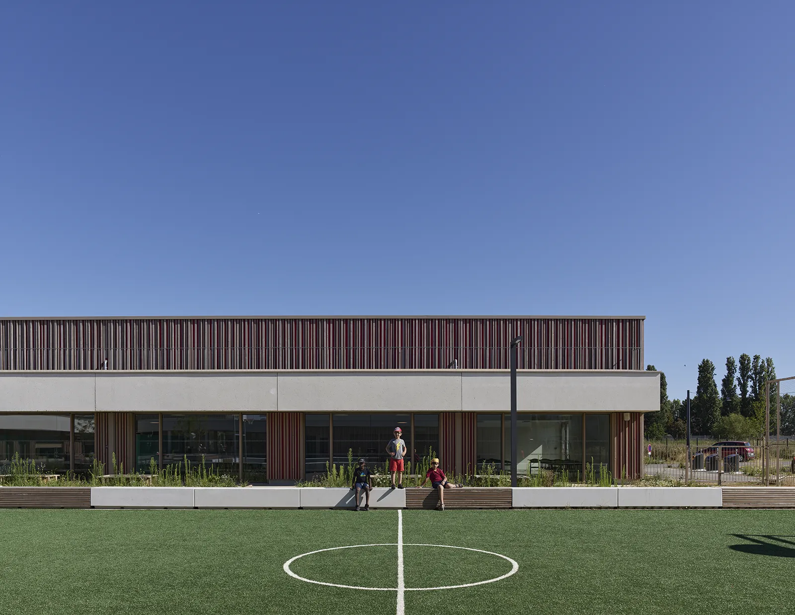 Vue du terrain de sport du groupe scolaire et centre de loisirs Chanteloup à Moissy-Cramayel