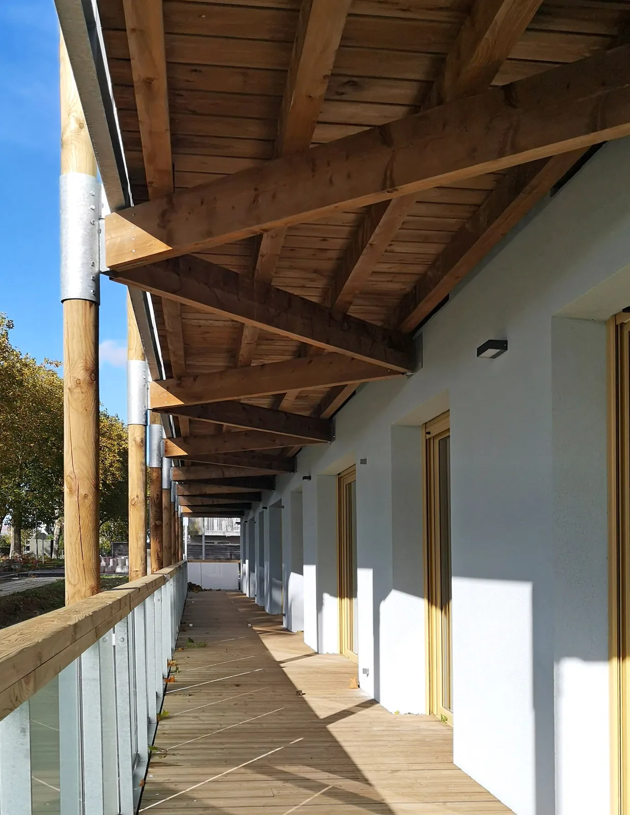 Vue du balcon filant ossature bois des logements à coursives à Colombelles