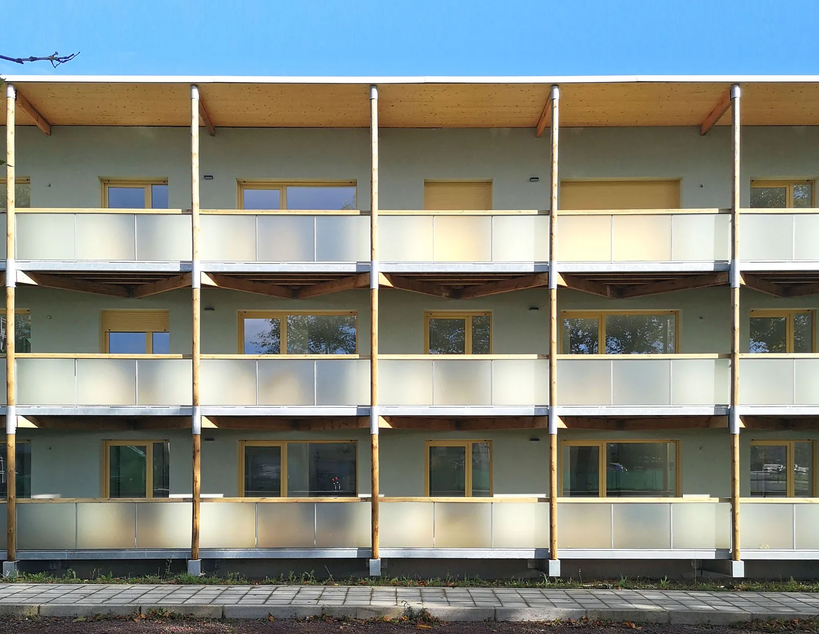 Vue rapprochée des balcons filants des logements à coursive à Colombelles