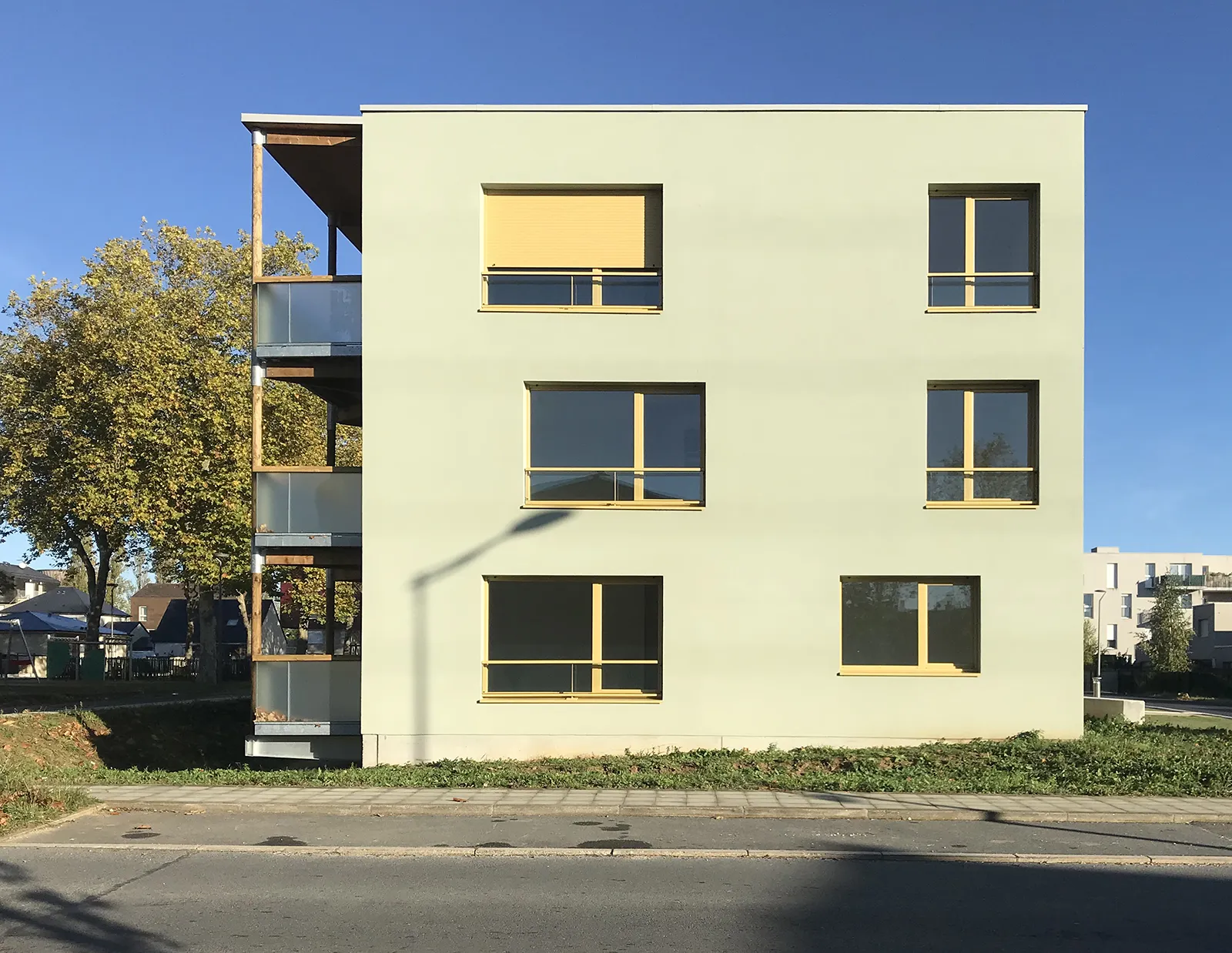 Vue de la façade Sud sur rue des logements à coursive à Colombelles