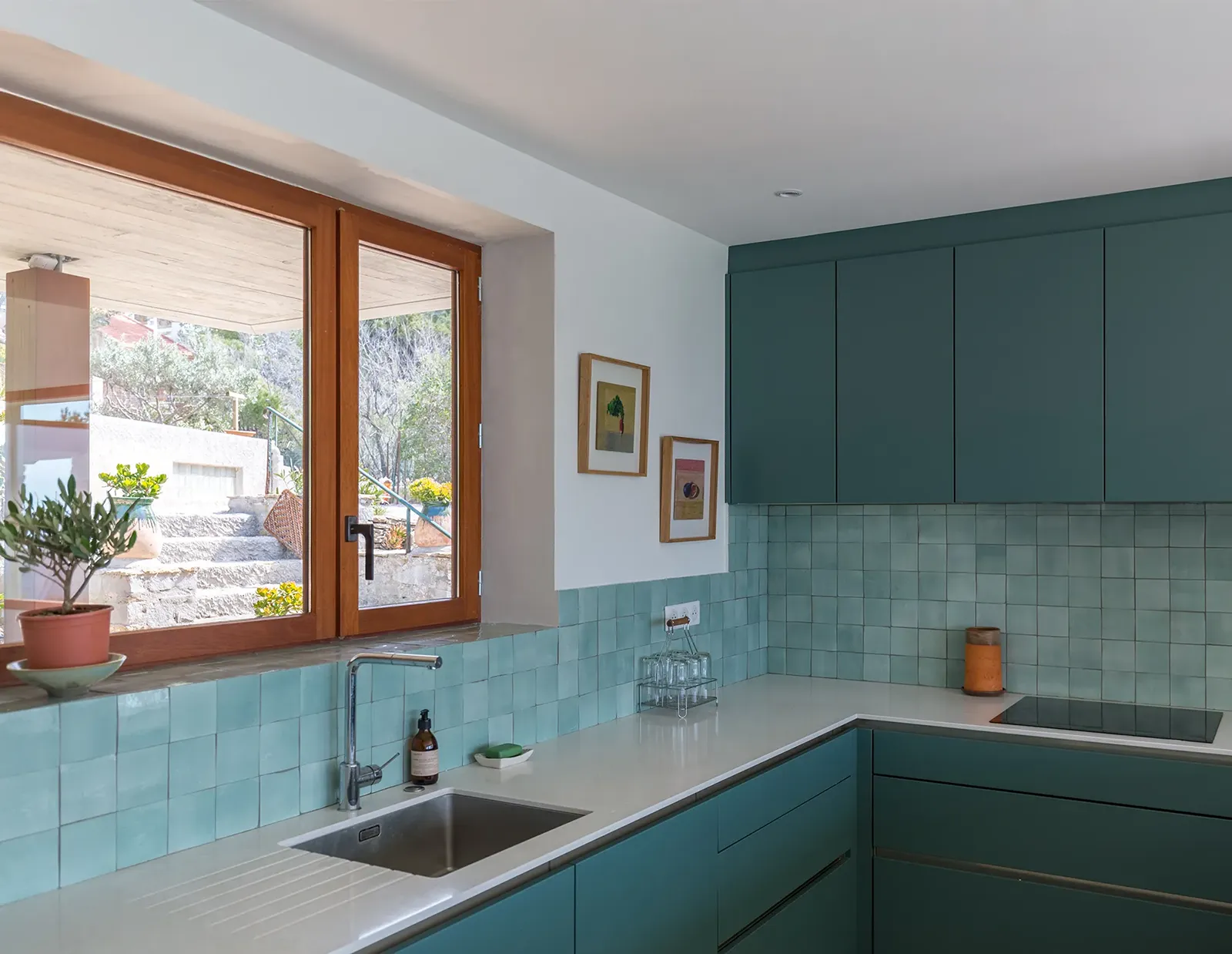 Vue de la cuisine et de sa fenêtre sur l’entrée de la maison à Saint-Cyr-sur-Mer
