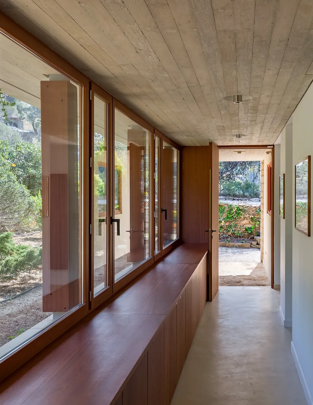 Vue de la circulation arrière et de l’entrée en extension de la maison à Saint-Cyr-sur-Mer
