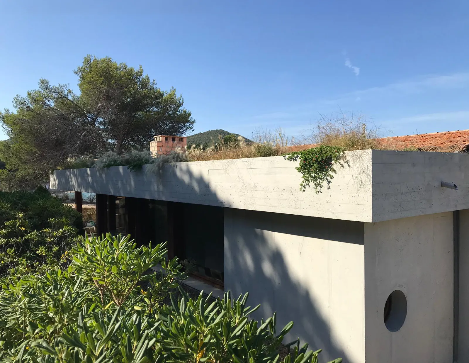 Vue de l’extension de la maison à Saint-Cyr-sur-Mer depuis le Nord-Est