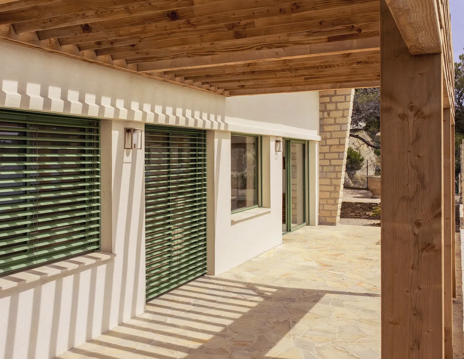 Vue de la nouvelle pergola et de la terrasse Ouest de la maison à Saint-Cyr-sur-Mer