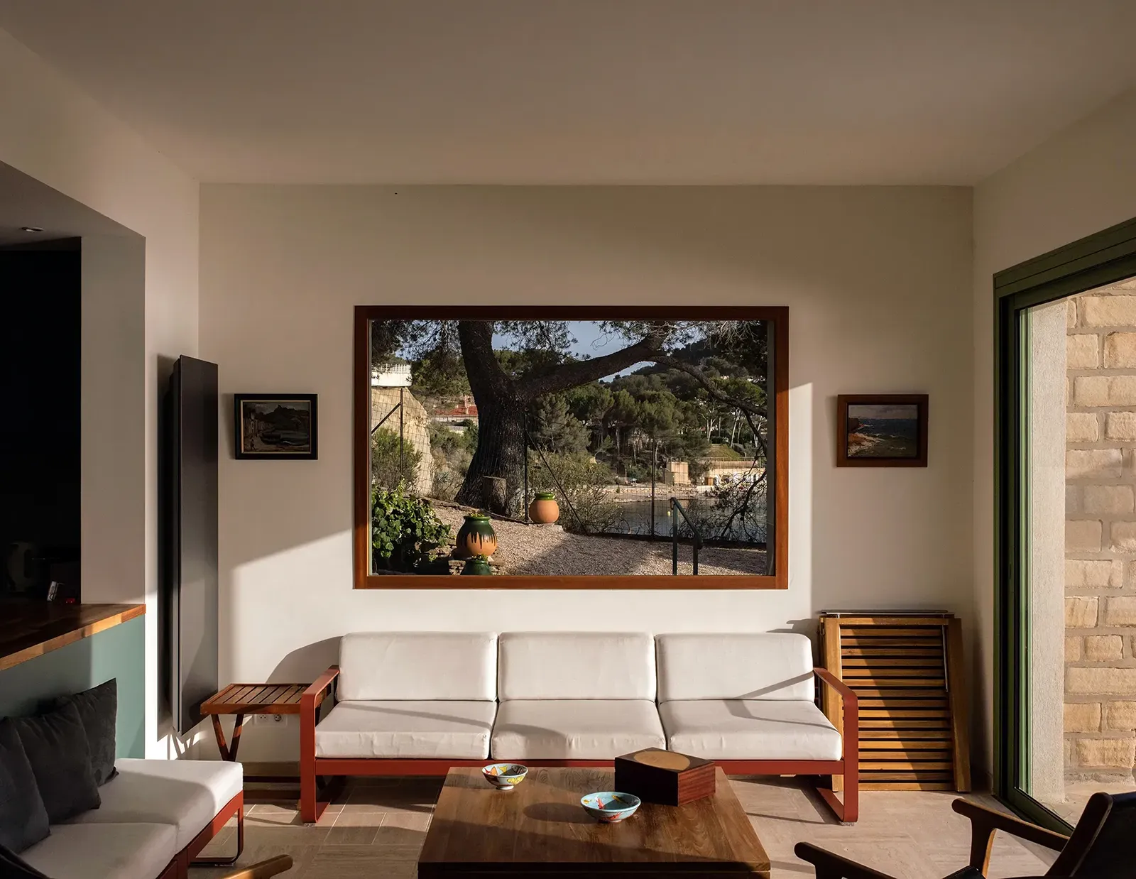 Vue du séjour et de la nouvelle fenêtre Sud de la maison à Saint-Cyr-sur-Mer