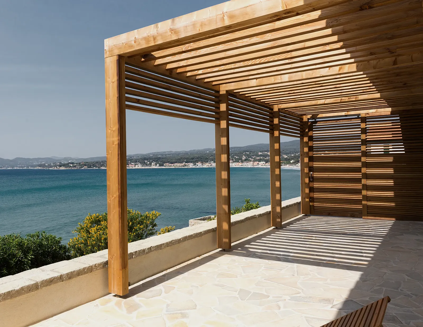 Vue de la terrasse Ouest, de la pergola et du paravent de la maison à Saint-Cyr-sur-Mer