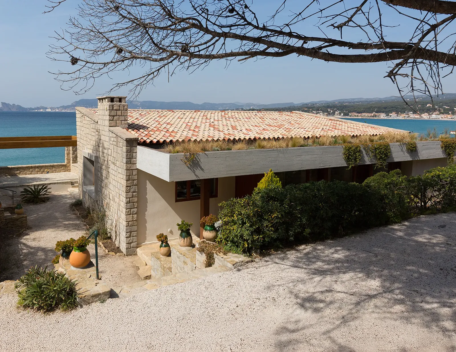 Vue de la circulation et de l’entrée en extension de la maison à Saint-Cyr-sur-Mer depuis le Sud-Est