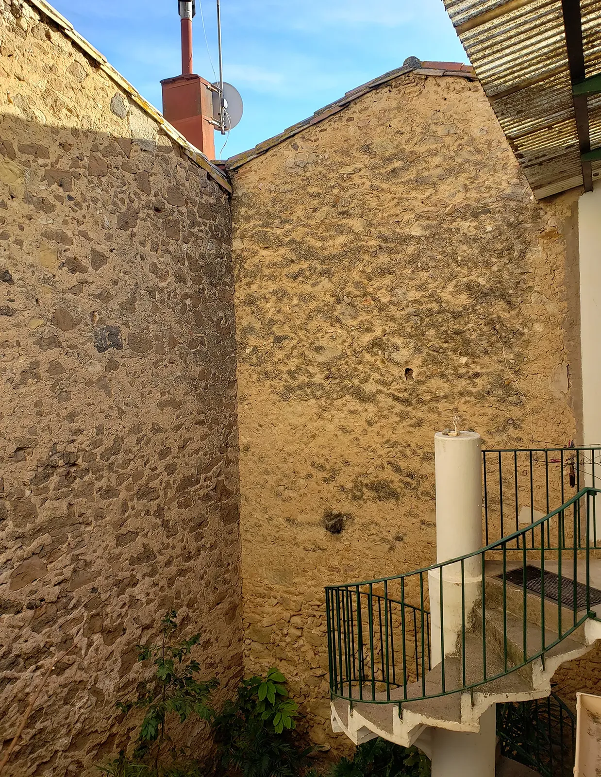 Vue de la cour intérieure avant rénovation