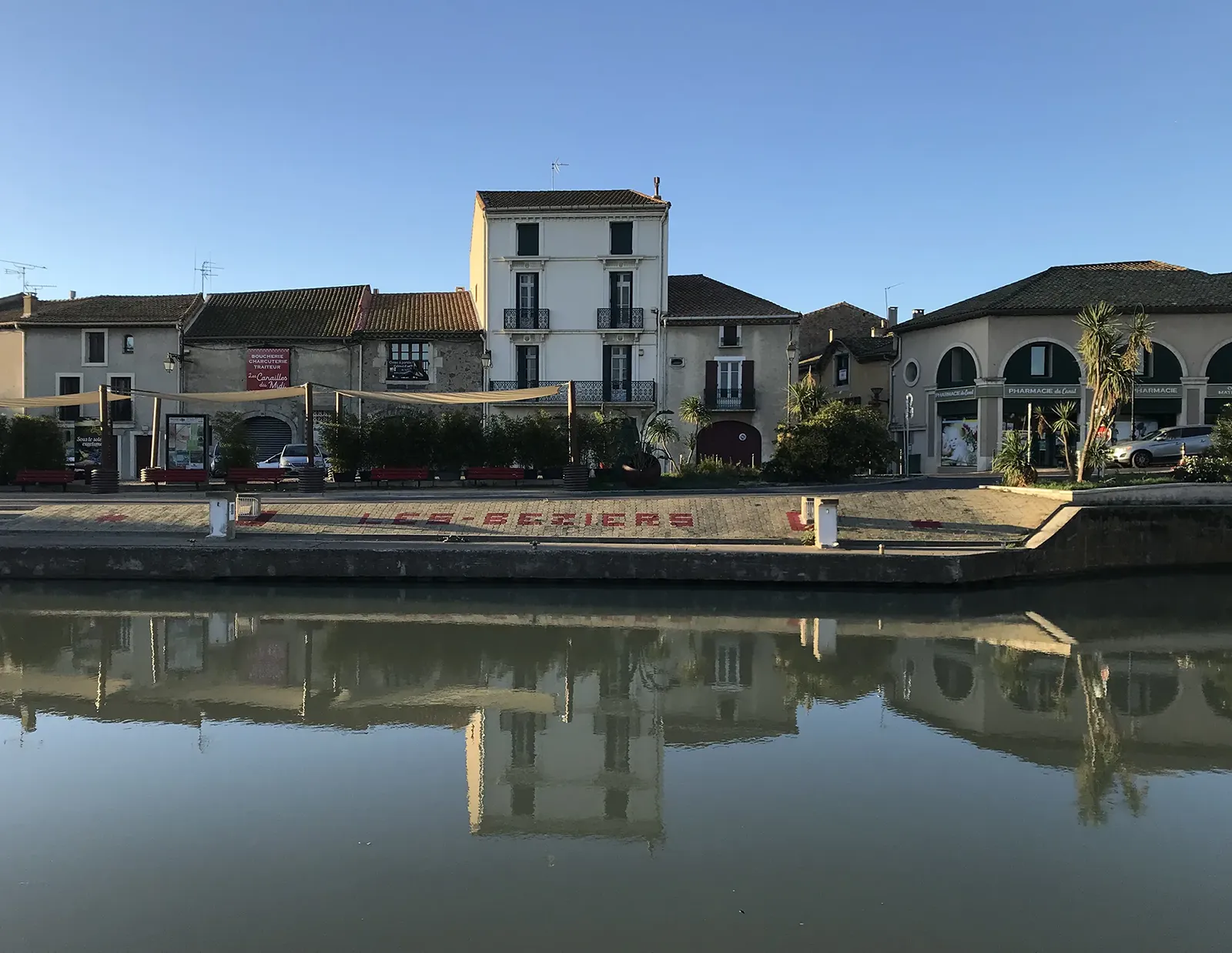 Vue de l’immeuble dans son environnement depuis le canal du midi