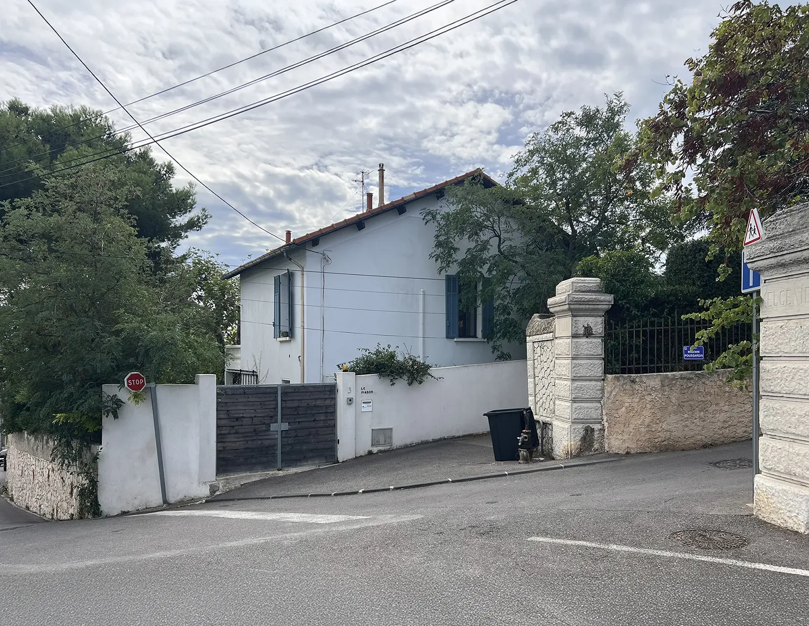Vue depuis la rue de la maison à Mourepiane avant surélévation