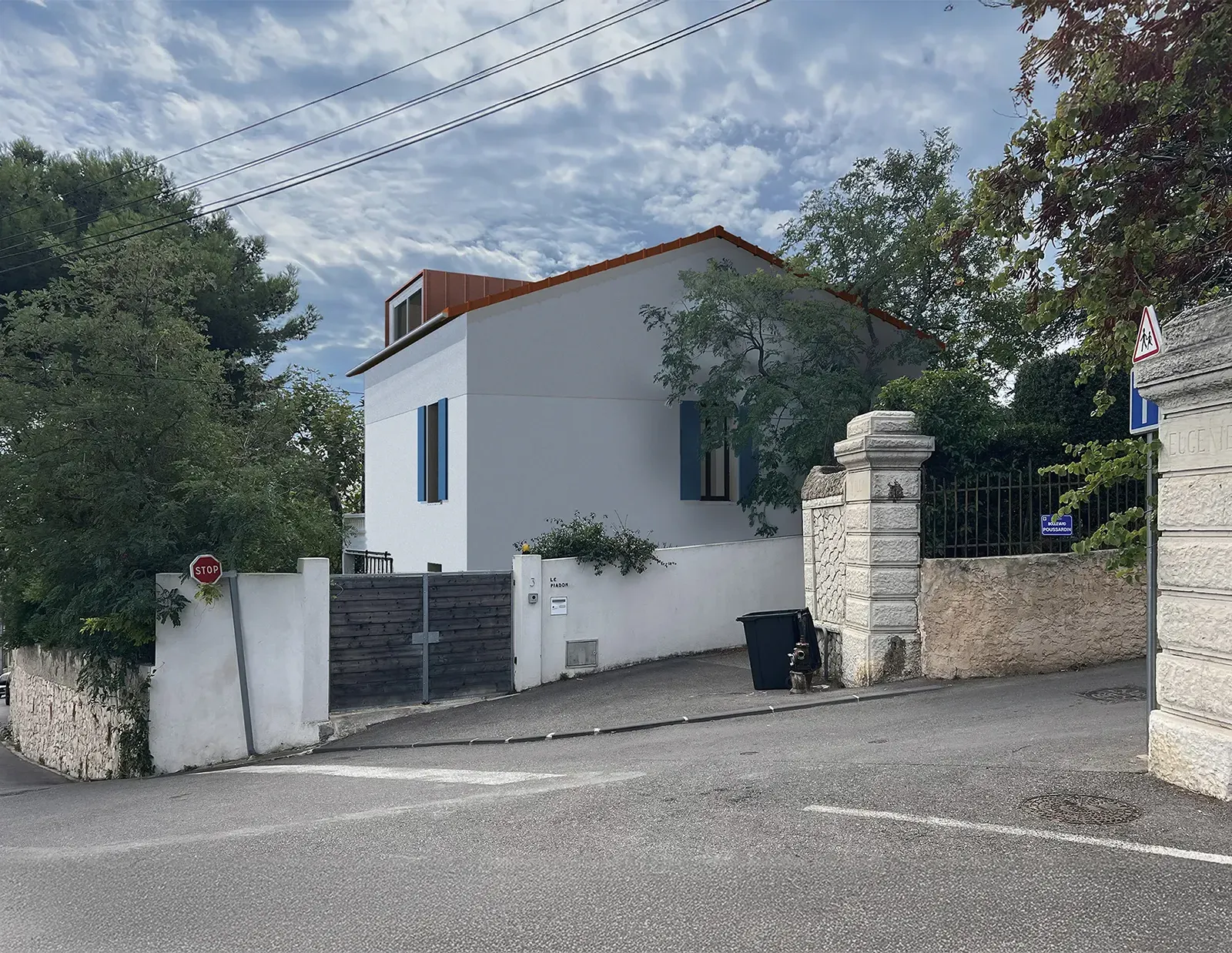 Vue depuis la rue de la maison à Mourepiane après surélévation